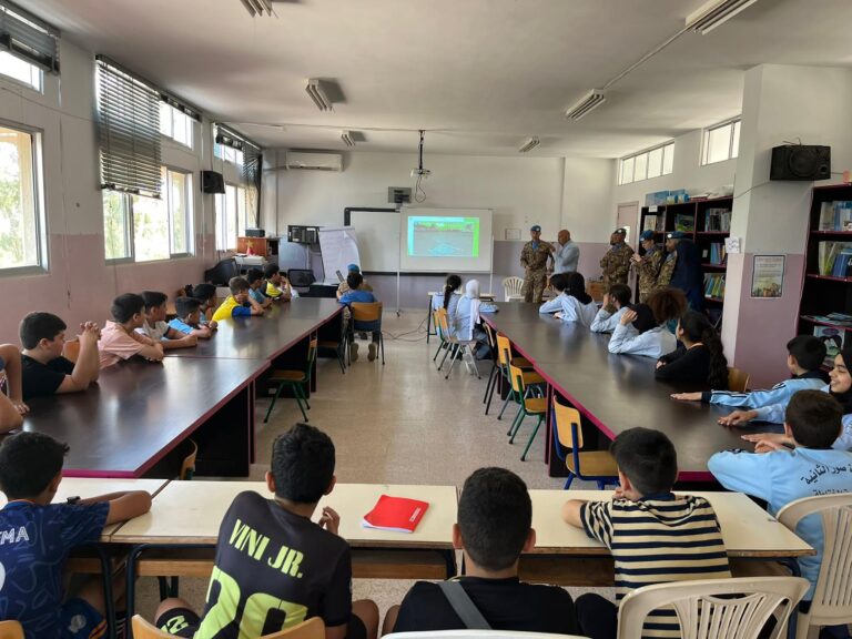 Caschi blu italiani donano banchi e attrezzature scolastiche a scuola libanese