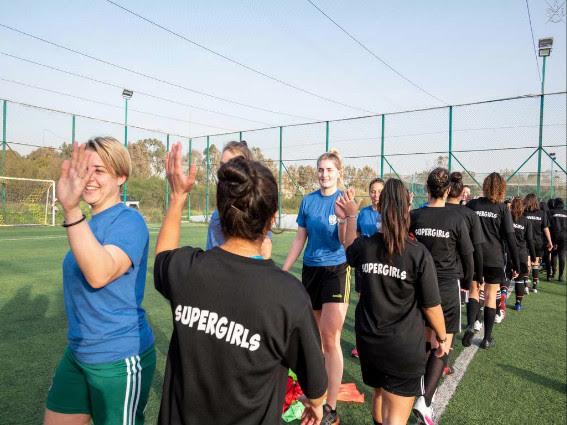 UNIFIL: caschi blu italiani donano un autobus a squadra calcio femminile