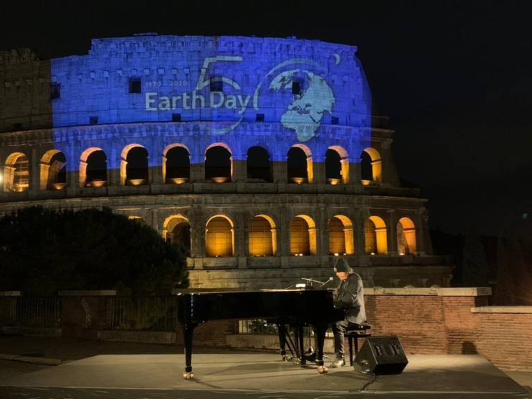 Earth Day: Zucchero “canta la vita” davanti al Colosseo