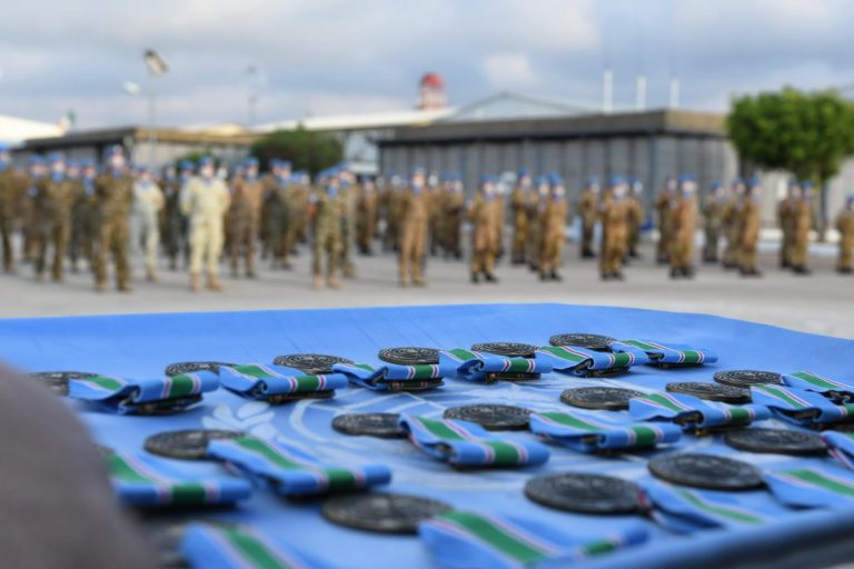 UNIFIL: Medal Parade al Sector West; caschi blu italiani ricevono la Medaglia dell’Onu