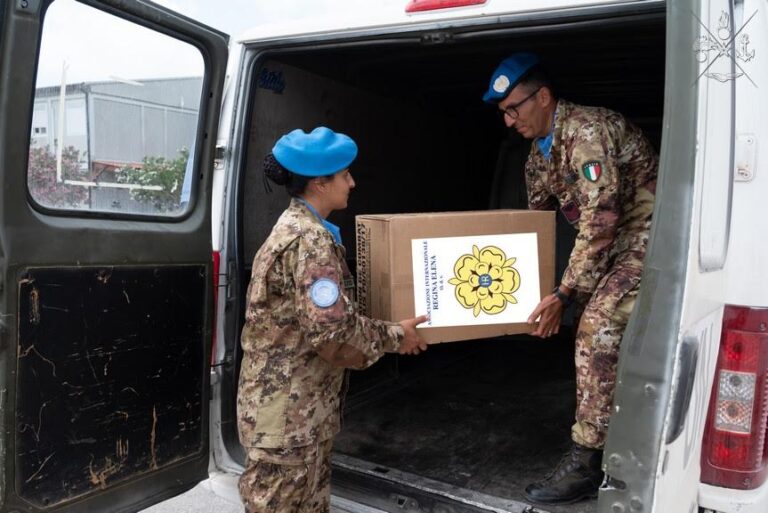 Libano: caschi blu italiani donano giocattoli, vestiti alla Caritas