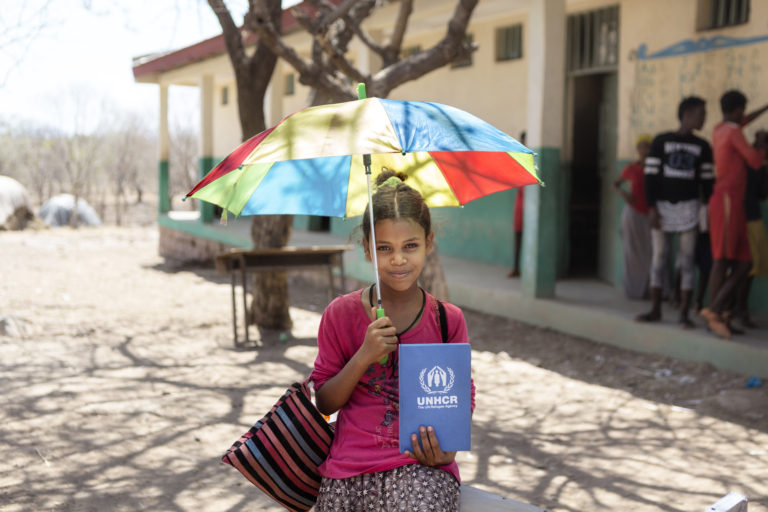 UNHCR: per un bimbo rifugiato la scuola è più di una tenda, riparte #mettiamocelointesta