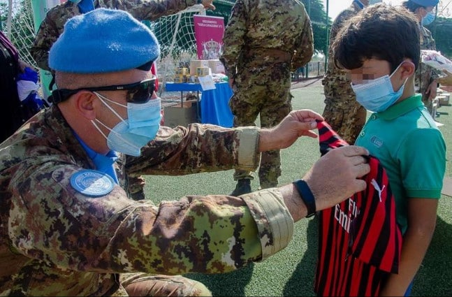 UNIFIL: caschi blu italiani donano abbigliamento sport per bambini Libano