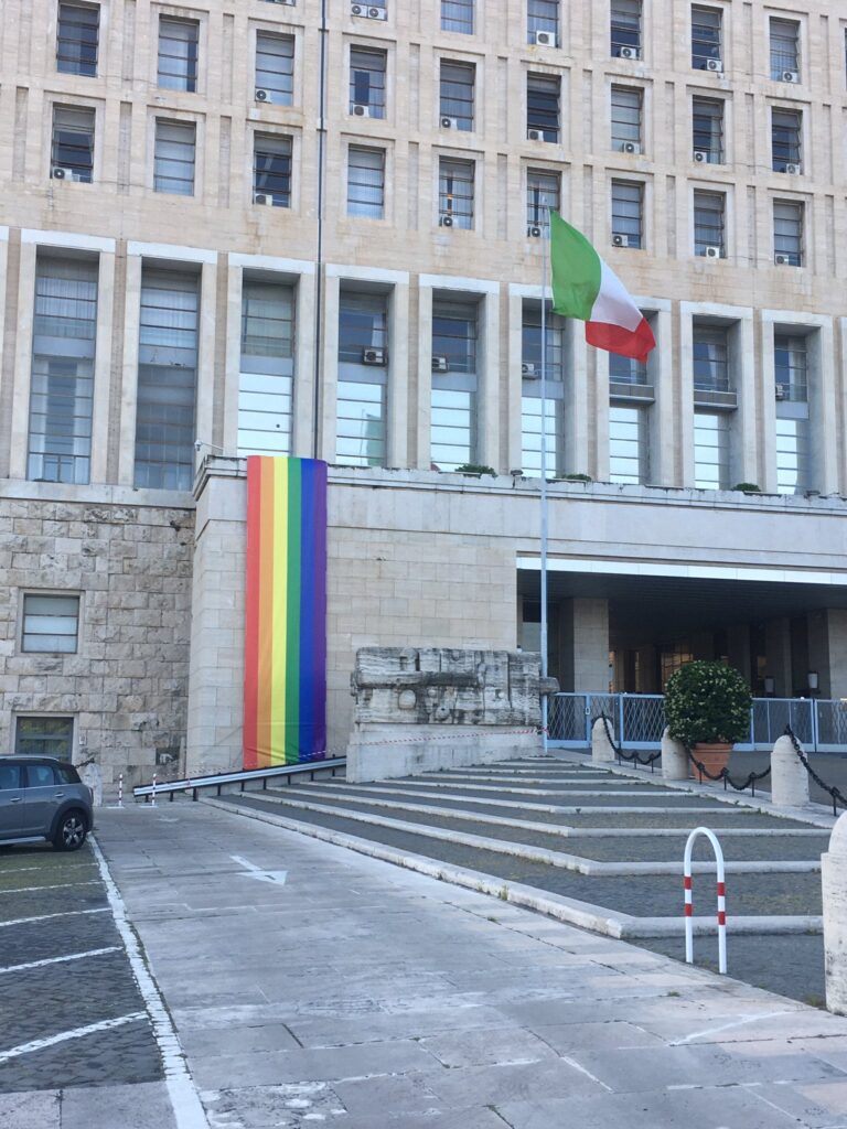 Omofobia: bandiera arcobaleno sulla Farnesina e a missione Onu, prima volta