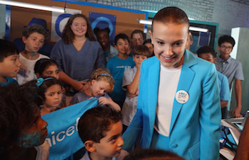 Millie Bobby Brown (ambasciatrice più giovane di sempre) in visita alla UNICEF Supply Division