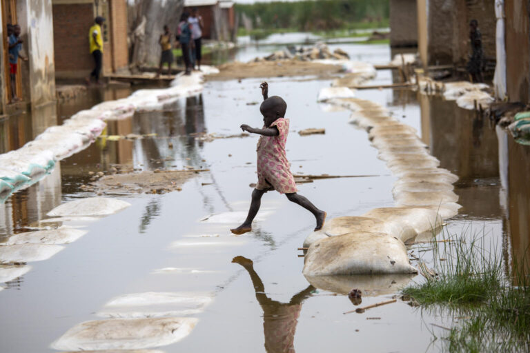 Bambini e crisi climatica: esce l’edizione italiana del Commento n. 26, per UNICEF testo guida sulle sfide attuali