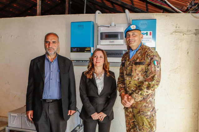 Libano: caschi blu italiani UNIFIL donano un sistema di ‘green energy’ ad una università libanese