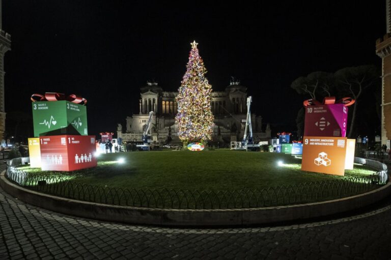 Agenda 2030: sotto l’albero di Natale di Roma 17 pacchi con gli Obiettivi dell’Onu