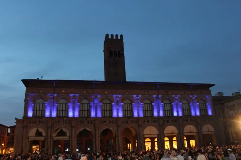 Rifugiati: per la Giornata mondiale in 16 città italiane sarà illuminato un monumento simbolo