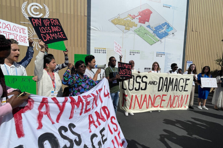 COP27: giovani occupano per protesta sale, ‘Grandi inquinatori paghino loro debito ecologico’