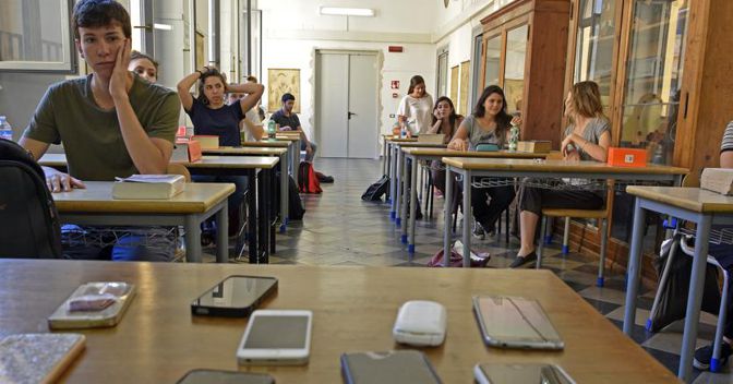 Istruzione: UNESCO chiede bando degli smartphone in classe, uso eccessivo penalizza apprendimento