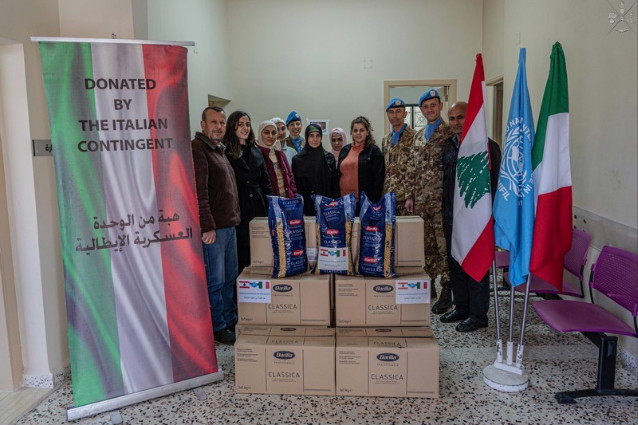 Libano: caschi blu italiani di UNIFIL consegnano aiuti alimentari alla popolazione civile