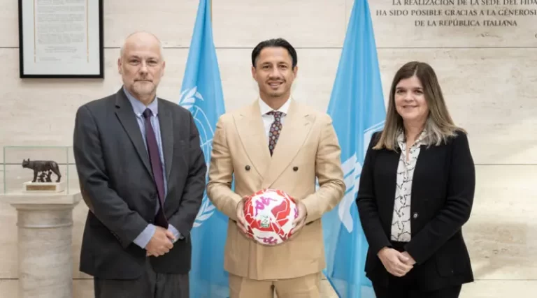 Calcio e IFAD: attaccante del Cagliari Lapadula dona il pallone rosso contro la violenza sulle donne