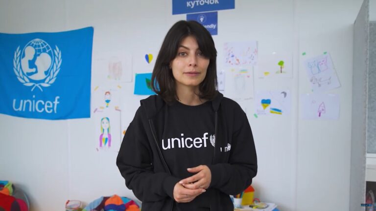 L’attrice Italiana Alessandra Mastronardi con l’UNICEF in Turchia fra i bambini colpiti dal terremoto