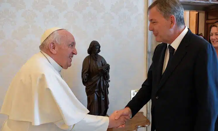 UNRWA Commissioner Lazzarini brings the cause of Palestinian Refugees to Pope Francis