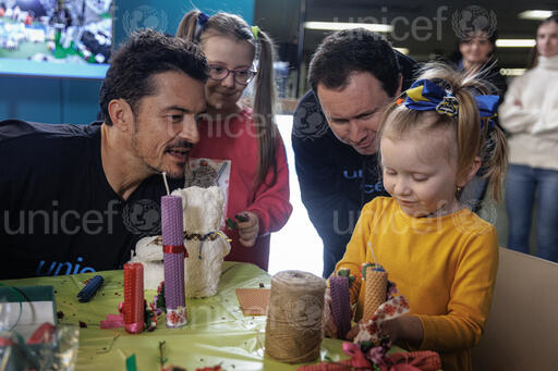 Ucraina: attore Orlando Bloom (UNICEF ambassador), cruciale riavviare e supportare istruzione