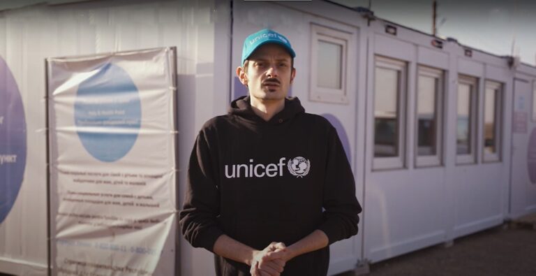 Libia: Fabio Rovazzi accanto a UNICEF in missione fra i bambini e i giovani più fragili