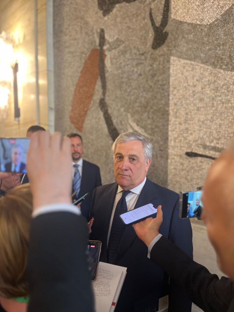 Antonio Tajani honours Italian Emigrants at CGIE Conference