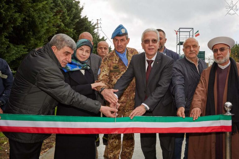 Libano: caschi blu italiani UNIFIL donano alla difesa civile nuovo sistema per addestramento