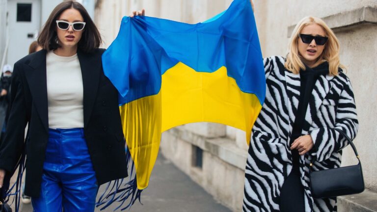 Ucraina: il mondo della moda boicotta Mosca e si tinge di giallo e blu