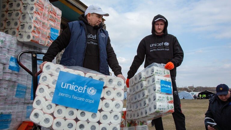 Ucraina: partiti da UNICEF Copenaghen primi sei camion di aiuti a bimbi e famiglie